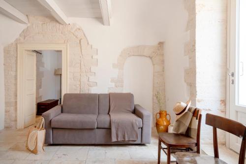 Ein Sitzbereich in der Unterkunft Trulli Lithos Suite