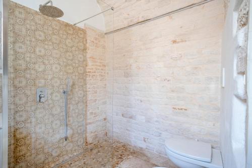 Ein Badezimmer in der Unterkunft Trulli Lithos Suite