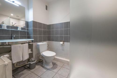 Ένα μπάνιο στο Contact Hôtel O'Nice Saintes