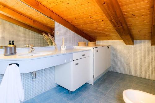 a bathroom with a sink and a toilet at Ático Alfonso Amplio Céntrico Renovado 10 Pax in Zaragoza