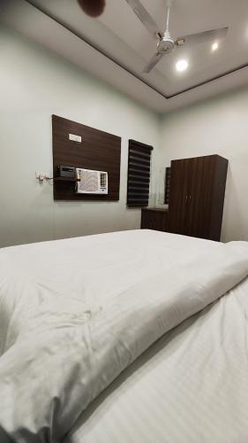 Postel nebo postele na pokoji v ubytování Guru Kripa Guest House