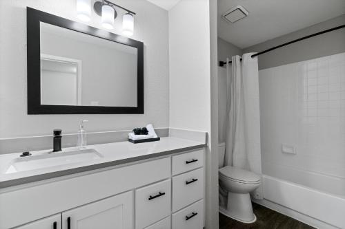 Bilik mandi di Furnished Apartments in University Hills