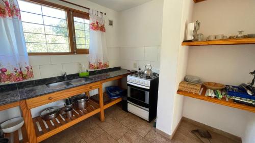 Η κουζίνα ή μικρή κουζίνα στο Cabañas Tierrabuena La Emilia