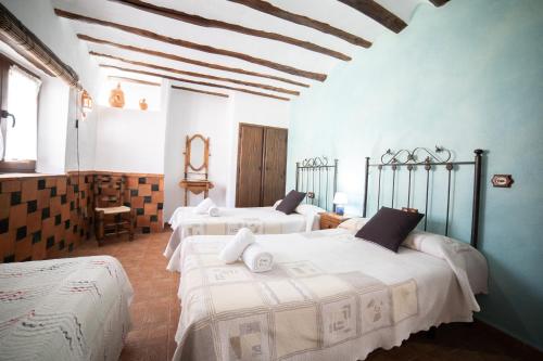 Un pat sau paturi într-o cameră la Casas rurales los castaños