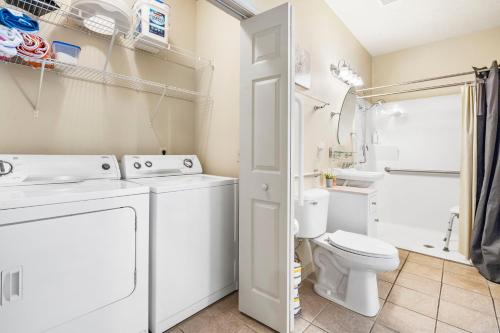 Ένα μπάνιο στο Honey Bee Inn with Communal Amenities & More