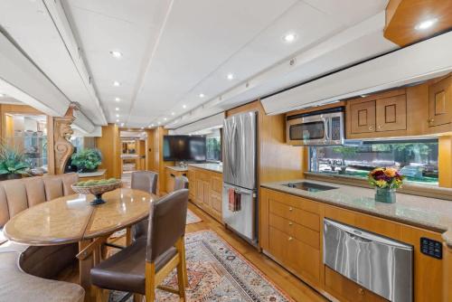 Nhà bếp/bếp nhỏ tại The Heat 7744 Ranch Resort Austin Tx