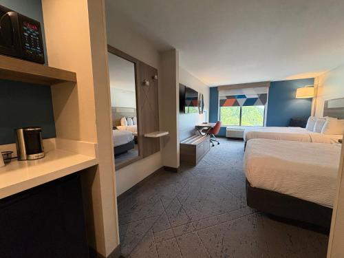 Кровать или кровати в номере Wingate by Wyndham State Arena Raleigh/Cary Hotel