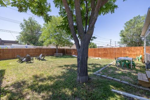 Centrally Located Fire-Pit Large Private Backyardにある庭