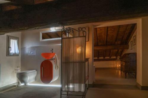 a bathroom with a toilet in a room at Casa Quercuum Dimorae in Cortona