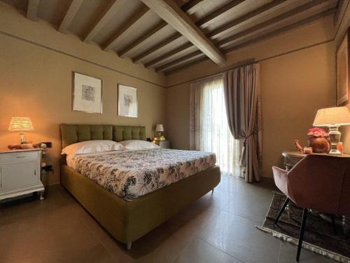 a bedroom with a large bed and a window at Casa Quercuum Dimorae in Cortona