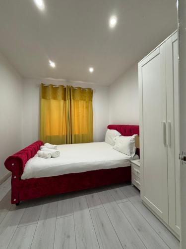 Postel nebo postele na pokoji v ubytování Cheerful 2 Bedroom Bungalow fully Furnished