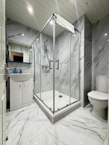 Koupelna v ubytování Cheerful 2 Bedroom Bungalow fully Furnished