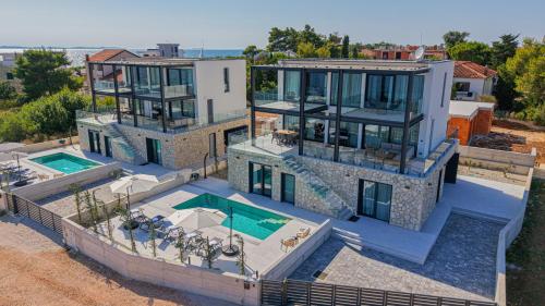 Seafront Villa Serena with pool and seaview