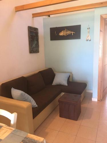 a living room with a couch and a table at Villetta sul Mare in Stintino