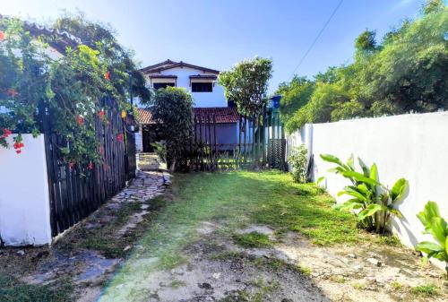 a yard with a fence and a house at Pipa Universo in Pipa