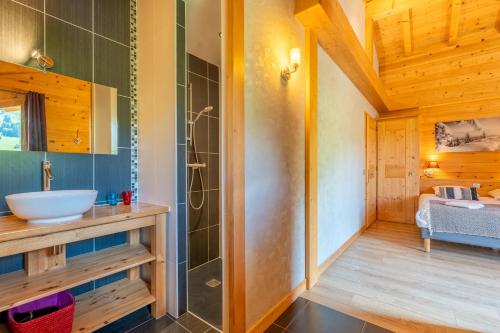 une salle de bain avec un lavabo et une douche dans l'établissement Coeur de Samance, au Grand-Bornand