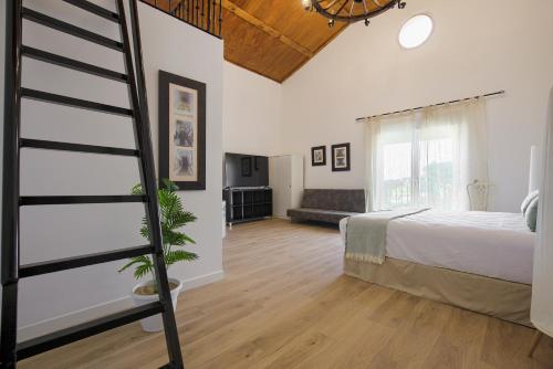 a bedroom with a bed and a ladder at Hotel Finca Biazu in Ocaña
