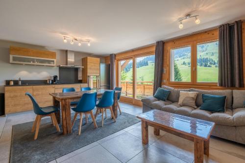un salon avec un canapé, une table et des chaises dans l'établissement Coeur de Samance, au Grand-Bornand