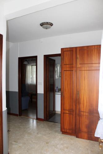 Pokój z drewnianymi szafkami i salonem w obiekcie Casa Amadora w mieście Carnota