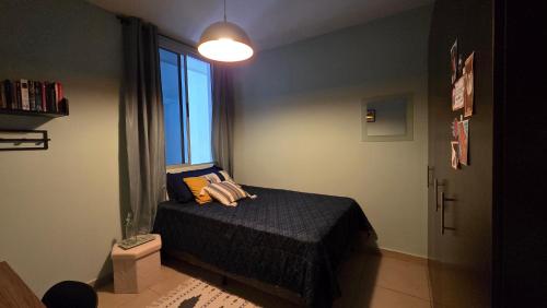 ein kleines Schlafzimmer mit einem Bett und einem Fenster in der Unterkunft Habitación en casa de Diana in San Salvador