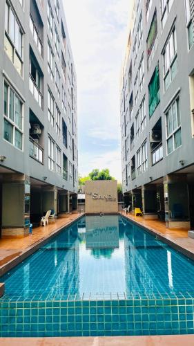 a swimming pool in the middle of two buildings at VONLUCK-Wonnapha Beach in Ban Bang Saen (1)