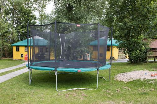 Ο χώρος παιχνιδιού για παιδιά στο Kampeerhuisje met hottub