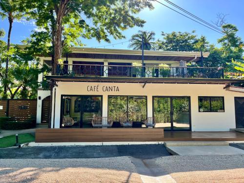 a building with a cafe canaria sign on it at Hotel Cantarana in Playa Grande