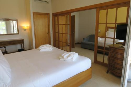 Postel nebo postele na pokoji v ubytování Hotel Toural