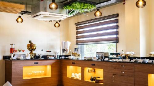 uma grande cozinha com um balcão e uma janela em Evaara By The Ganges em Haridwār