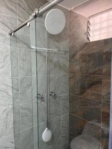 a shower with a glass door in a bathroom at alojamiento en apartamento moderno in Manizales