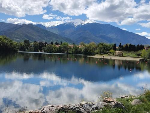 a view of a lake with mountains in the background at Appartement de Ville Médiévale in Vinça