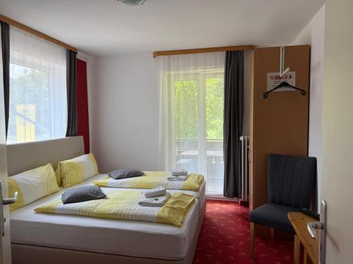 Postel nebo postele na pokoji v ubytování Hotel Pension Schwansee