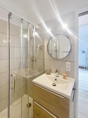 une salle de bain blanche avec un lavabo et une douche dans l'établissement Studio Hippodrome, à Cagnes-sur-Mer