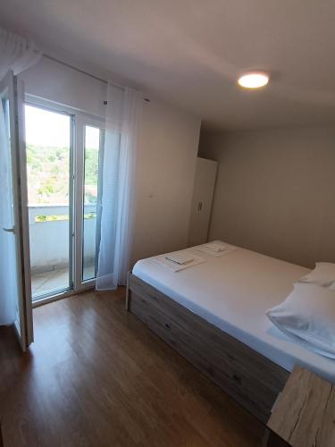 Postel nebo postele na pokoji v ubytování Apartmani Noel