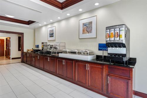 una cucina con bancone e aasteryasteryasteryasteryasteryasteryasteryasteryasteryasteryasteryasteryasteryasteryasteryasteryasteryasteryasteryasteryasteryasteryasteryasteryasteryasteryasteryasteryasteryasteryasteryasteryasteryasteryasteryasteryasteryasteryasteryasteryasteryasteryasteryasteryasteryasteryasteryasteryasteryasteryasteryasteryasteryasteryaster di Best Western Garden Inn a Bentleyville