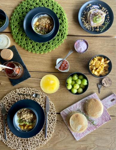 een houten tafel met borden en kommen eten bij Zab Living in Vila de Rei