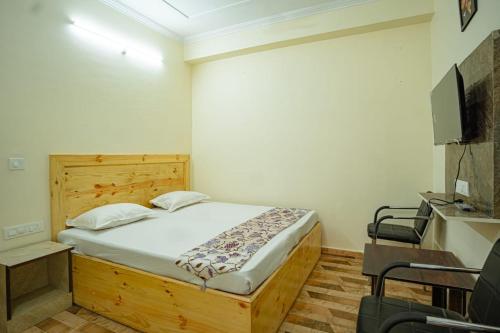 Postel nebo postele na pokoji v ubytování Riddhi Homestays Dharampur