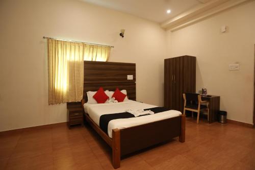 Una cama o camas en una habitación de JK Golden Embassy