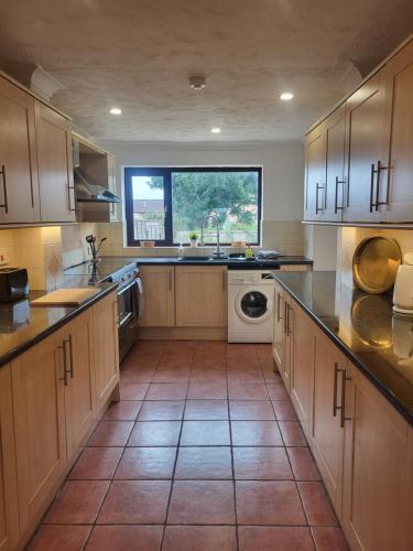 Kuchyň nebo kuchyňský kout v ubytování Spacious 4-Bed Home in Beautiful Weymouth