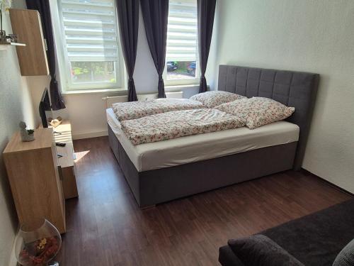 a bedroom with a bed and a window at Neue Gäste Ferienwohnung in Geringswalde
