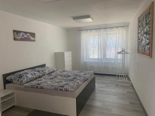 a bedroom with a bed and a window at Chalupa U Studny in Jaroslavice