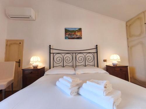 San BartolomeoにあるVilla Angelicaのタオルが敷かれたベッドのある寝室