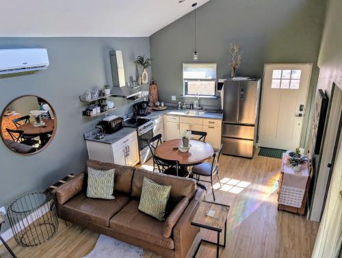 Kuchyň nebo kuchyňský kout v ubytování Howells Nest - Cozy 2 Bed - King Bedroom and Sleeping Loft Escape!