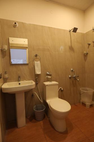 Un baño de JK Golden Embassy