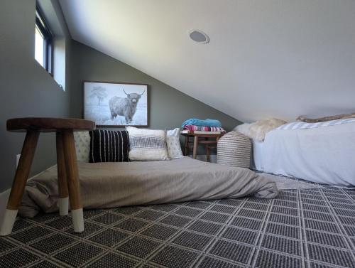 Postel nebo postele na pokoji v ubytování Howells Nest - Cozy 2 Bed - King Bedroom and Sleeping Loft Escape!