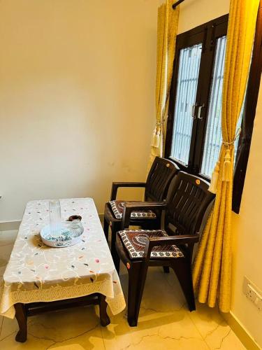 a room with two chairs and a table and a window at Riddhi Homestays in Solan