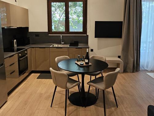 eine Küche mit einem Tisch und Stühlen in einer Küche in der Unterkunft S & E luxury city residences in Rhodos (Stadt)