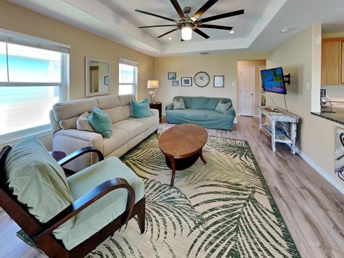 TV a/nebo společenská místnost v ubytování Gulf Coast Getaway