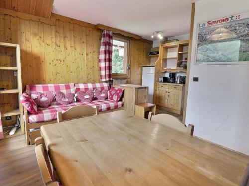 un salon avec une table et un canapé dans l'établissement Appartement Confortable 6 Pers, Près des Pistes, 2 Chambres + Couchages, Animaux Acceptés - FR-1-182-95, à Méribel