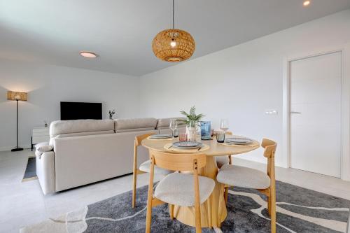 Las Mesas Modern Apartment with Pool in Estepona